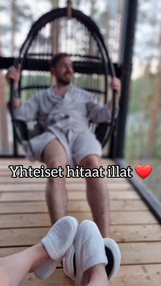 Unelmien häämatka Kuru Private Resortissa ( @kururesort ) ! 👰♀🤵♂️❤️
Meille oli selvää mitä häämatkaltamme haemme: ABSOLUUTTISTA, MAKSIMAALISTA RENTOUTUMISTA. Ei ruuhkaisia lentokenttiä, ei ravintolan etsimisiä nälkäisenä Google Mapsin avulla, ei säätämistä…EI KIIRETTÄ. Nada. Sitä oli ollut ihan tarpeeksi.✋️
Siksi suuntasimmekin Kuru Private Resorttiin. Pari tuntia leppoista ajoa Lahesta ja olimmekin perillä. Ja voin rehellisesti myöntää, paras lomakokemukseni mitä olen koskaan kotimaassa saanut!😍
Miljöö on uskomattoman upea, rauhoittava ja harmoninen. Palvelu pelasi, henkilökunta oli erittäin ystävällistä ja heti oli tervetullut fiilis. Majoitus Lake Villassa oli itsessään jo kokemus. Oma Villa, jonka koko lasinen julkiseinä oli kuin maisemamaalaus, paitsi, että se oli ihan oikea maisema. Villassa soiva relaxing music oli kirsikka kakun päälle ja tätä pystyi hallinnoimaan Villan oman tabletin avulla.Yksityisessä Spassa eli Villan saunaosastolla pystyi suihkun ajaksi rullaamaan näköesteen, jos ei mielinyt oman kehonsa upeutta esitellä alarinteeseen.🤭
Päivämme vierähtivät hitaiden sänkyaamupalojen jälkeen aamurentoutusten (joogaa,sointumaljakylpyä yms.), rentojen päiväsaunomisten, vaahtokylpyjen, maistuvien ruokien ja syksyisten auringonlaskujen parissa välillä järvessä pulahtaen. Oli fiilis, kuin olisi sulkeutunut täysin omaan, harmonian, rakkauden ja rentoutumisen universumiin. Kokeilimme myös äänimaljahoitoa ja en voinut uskoa, miten syvästi maljojen värähtelyt vaikuttivat hermostoon, torkahdin kolmesti hoidon aikana.🧘♂️🧘♀️😴
Otimme myös Day Span puolelta hieronnat. Ennen hierontoja sai virvokkeita sekä käydä poreissa ja höyrysaunassa hieman ennakkopehmenemässä.
Villasta sai napata kotiin vietäväksi upeiden muistojen ja totaali rentoutumisen lisäksi Hetkinen Metsä SPA -sarjan tuotesarjan orgaanisia ihonhoitotuotteita, saunatuoksun sekä untakin pehmeämmät laatutohvelit, joista tuli ainakin itselleni totaali-feivöritit!🧖♂️🧖♀️
Kiitos Kuru Resort, tämä oli täydellinen kohde häämatkalle. Ja sen lupaamme, että we will be back!❤️🔥🤗🙏
*majoitus saatu.
#häämatka #häämatkaidea #matkaidea #kururesort #kotimaanmatkailu #kuru #rentoutuminen