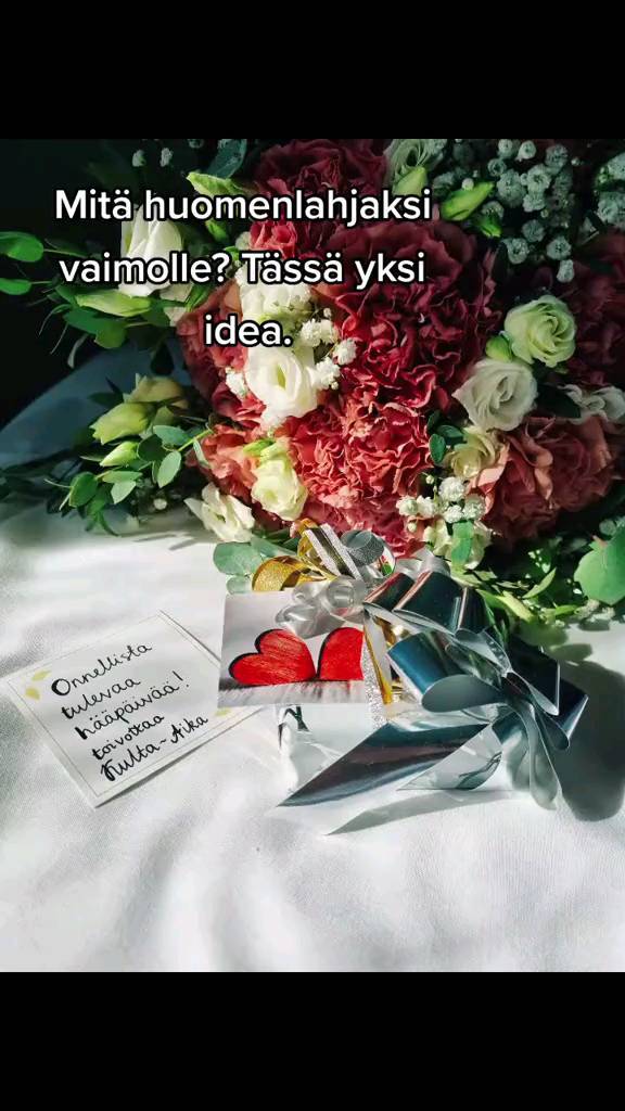 Kaupallinen yhteistyö @kultaaikaoy , SISÄLTÄÄ ALEKOODIN!❗️
Aaarg vieläkin hääteemaa! I know I know…mut hei vielä ois YKS juttu asiaan liittyen!
Huomenlahja…monien mielestä jo mennyttä aikaa ja ummehtunut perinne. Minusta se taas on kunnia-asia, että voi ilahduttaa toista ensimmäisenä aamuna avioparina. Mielestäni kyseessä ei ole niinkään se materia, vaan ajatus, ele, johon kiinnittyy myös tulevaisuudessa vahva tunneside, upeat muistot. Ikäänkuin konkreettinen sinetti hienosta hetkestä. Sinetti lupauksesta sormuksen lisäksi.🤗
Me todettiin toisillemme asian suhteen jo vuosi sitten, että saa ostaa jos näin kokee hyväksi, mitään velvollisuutta tai painostamista emme harrastaneet, luonnollisesti.
Oma valintani huomenlahjaksi vaimolleni oli tämä Kohinoor Valerie Cushion timanttiriipus, josta olin kuullut vaimoni puhuvan haaveillen joskus keväällä. Se on nimittäin aikalailla ainokainen koko maassa, joka matchaa täydellisesti 2 vuotta sitten sormeen pujahtaneeseen kihlasormukseen. Kuulin hänen puhuvan “täydellisestä kokonaisuudesta”. Koska tiedän vaimoni rakastavan detailien tarkkuutta, laitoin riipuksen korvan taakse ja osui ilokseni nappiin.😊
Vaimo tuumasi samana aamuna, että “avioliittomme on tasa-arvoinen” ja löi myös minulle huomenlahjan kouraan, siitä sitten joskus myöhemmin. Sanon vain, että kyllä vaimo miehensä tuntee.⌚️
Kulta-ajasta tilaamalla riipus tuli läheiseen postin noutopisteeseen parissa päivässä. He paketoivat sen upeaan lahjapakettiin valmiiksi, sekä mukaan sai valita omilla sanoilla kortin sisälle sekä myös he olivat laittaneet onnittelut lahjan mukana, kiitos upeasta palvelusta Kulta-aika! Ilahdutitte meitä suunnattomasti. Tähän riipukseen saa itse valita ketjun oman maun mukaan.⛓️
❗️ALEKOODI: Koodilla VELIKOO10 saat -10 % alennuksen myös jo valmiiksi alennetuista hinnoista! Vinkki: Jos liityt uutiskirjeen tilaajaksi, saat samalla -27% etukupongin, eli jos nämä lasketaan yhteen, tulee kertaostokselle aika mojova alennus!❗️
👉www.kulta-aika.fi🌐
Pääset sivuille suoraan bion linkistä tai storyn suoralinkistä! Koodi on voimassa syyskuun loppuun. Toivon sulle kimaltelevia hetkiä!💠
Mikä on sun ajatus huomenlahjasta?