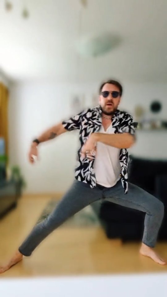 Bäkkärit julkisella paikalla vs. Bäkkärit kotona. 🕺😉
#everybody #backstreetboys #hima #julkinen #dancealone #bäkkärit #vaikuttajat